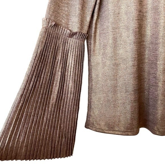 Soul Sanctuary metallic top with pleated bell sleeves keyhole back Size M - Picture 3 of 9